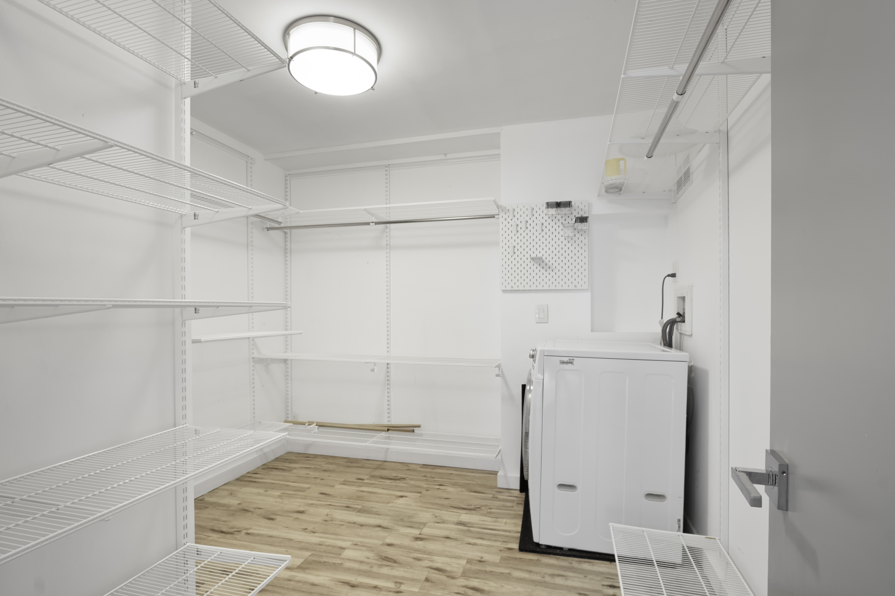 Laundry/walk-in closet